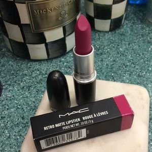 MAC lipstick Flat Out Fabulous